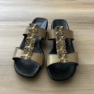 Paul Green Patent Leather Olive Green Rosette Rose Sandals Womens 7.5 Square Toe